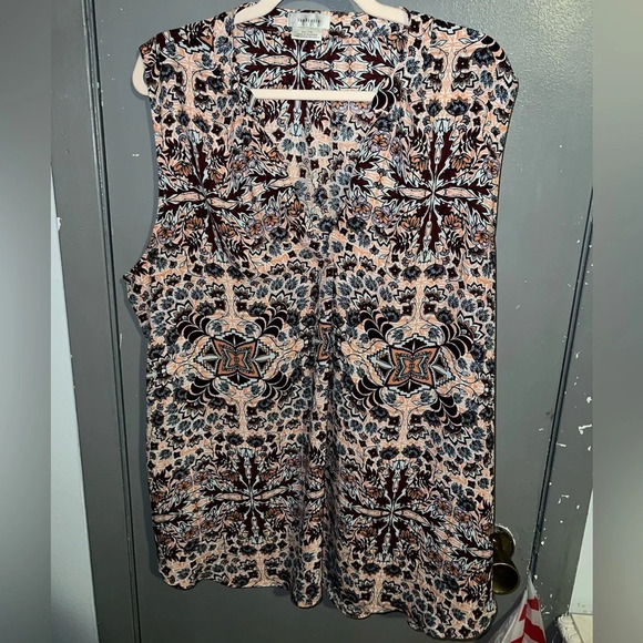 Vanheusen sleeveless vneck blouse I. Fun boho pattern - Picture 1 of 6
